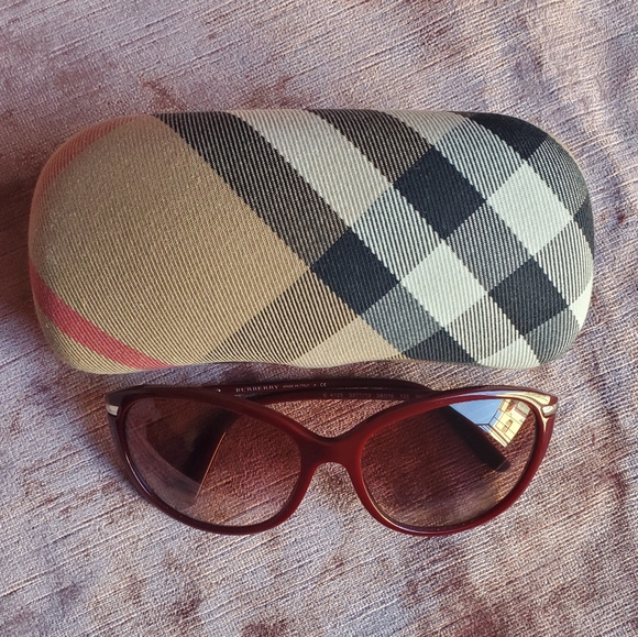 Burberry Women's Sunglasses with Case - Picture 1 of 7